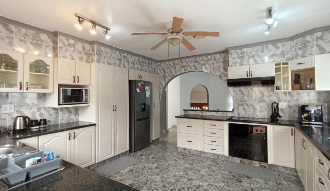3 Bedroom House for Sale in Amanzimtoti - Image 3