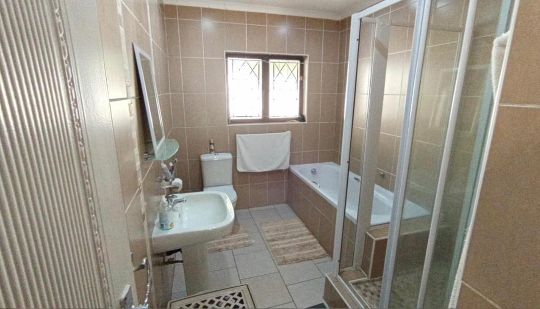 3 Bedroom House for Sale in Amanzimtoti - Image 7