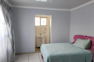 3 Bedroom House for Sale in Lovu - Image 7