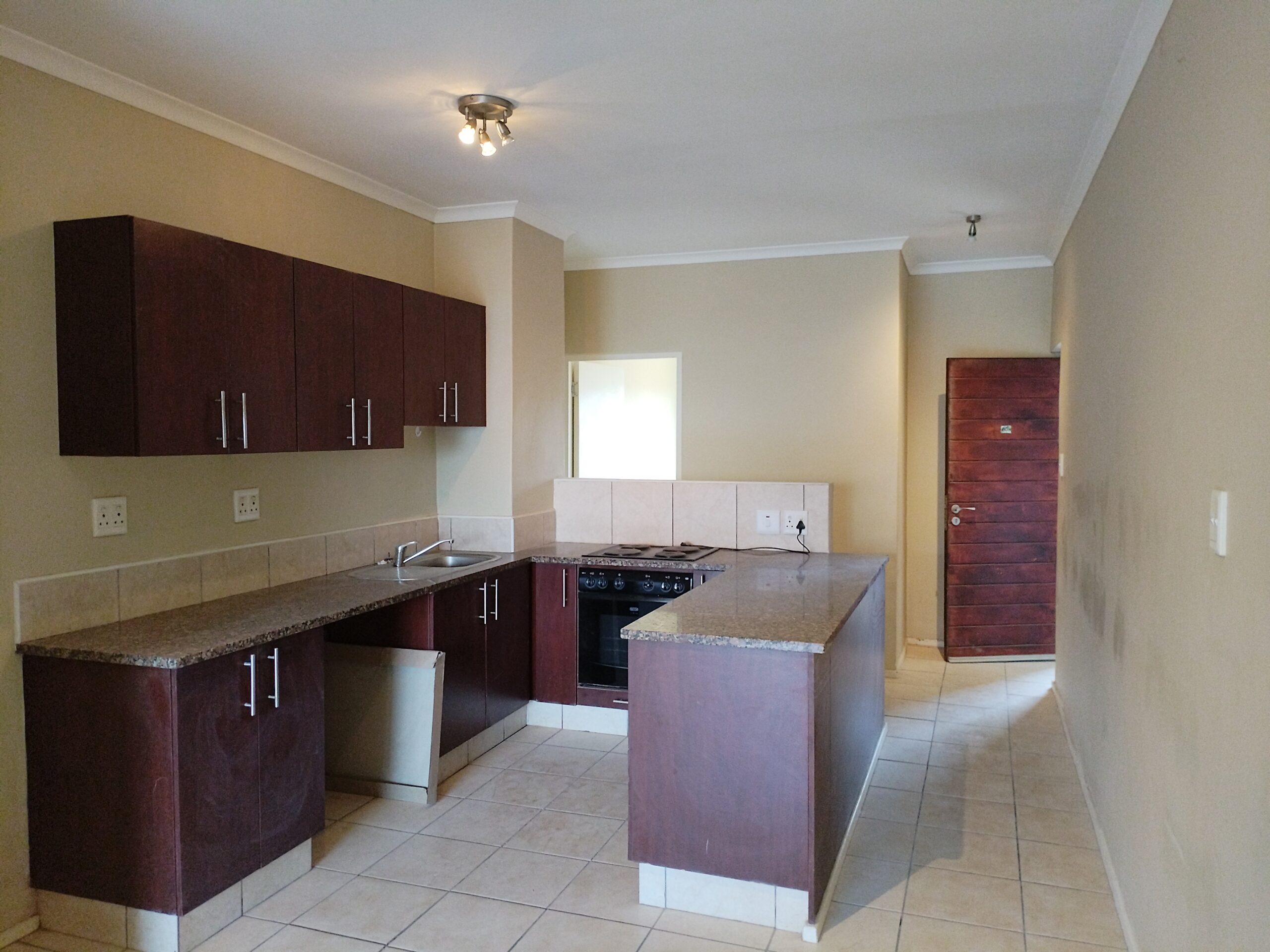 Spacious 3 Bedroom Apartment for Rent in Winklespruit, Amanzimtoti - Image 3