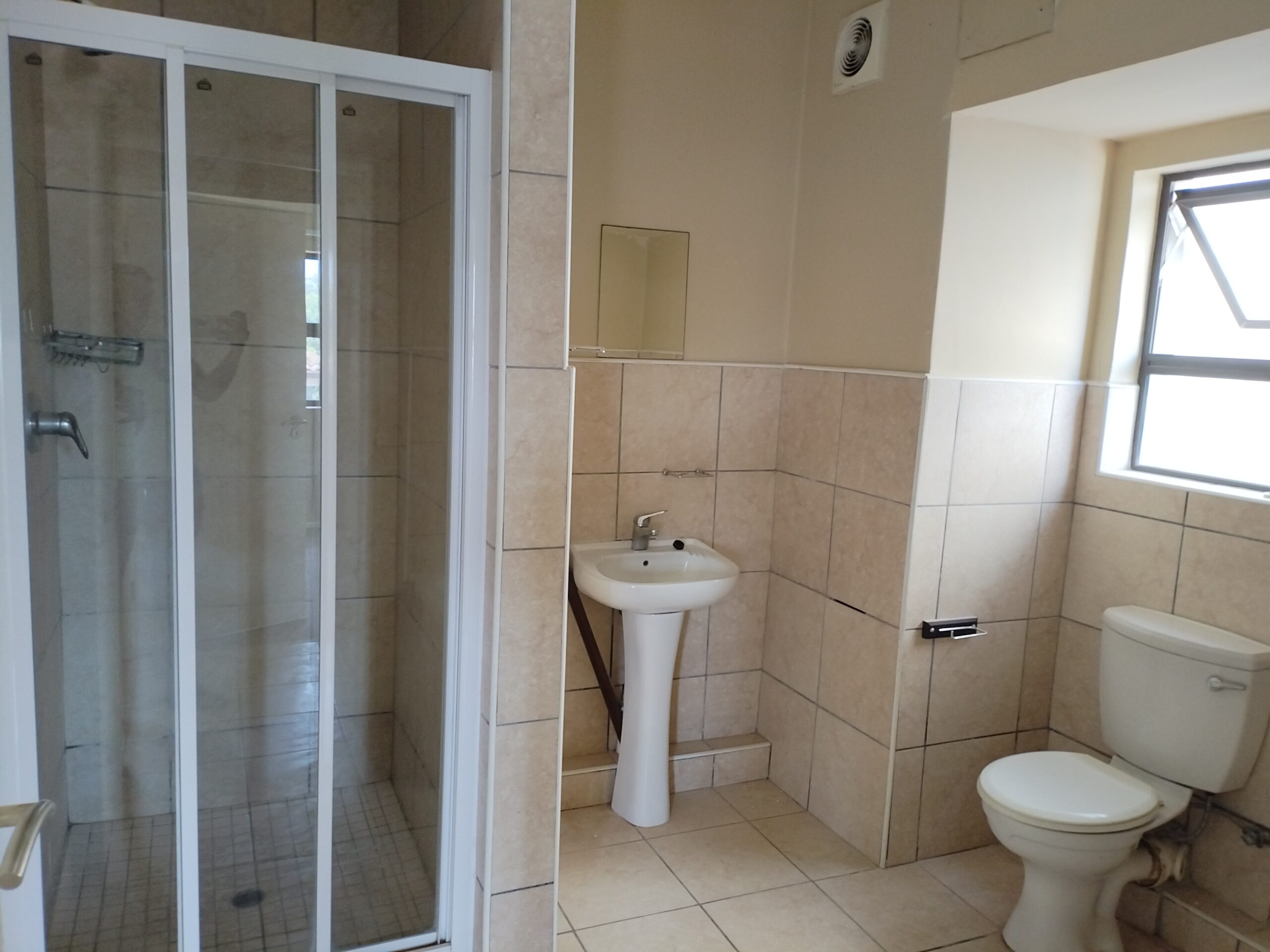 Spacious 3 Bedroom Apartment for Rent in Winklespruit, Amanzimtoti - Image 7