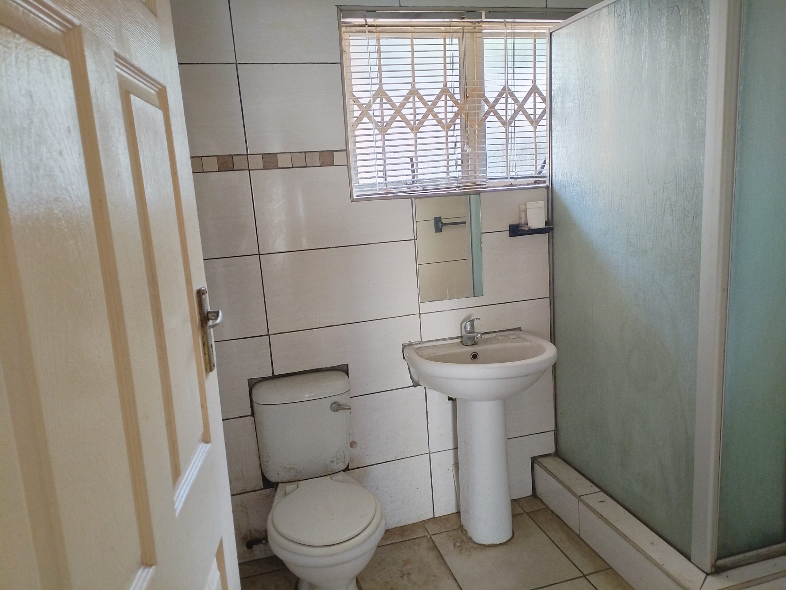 Spacious 1 Bedroom Apartment with Parking in Kingsburgh, Amanzimtoti - Image 13