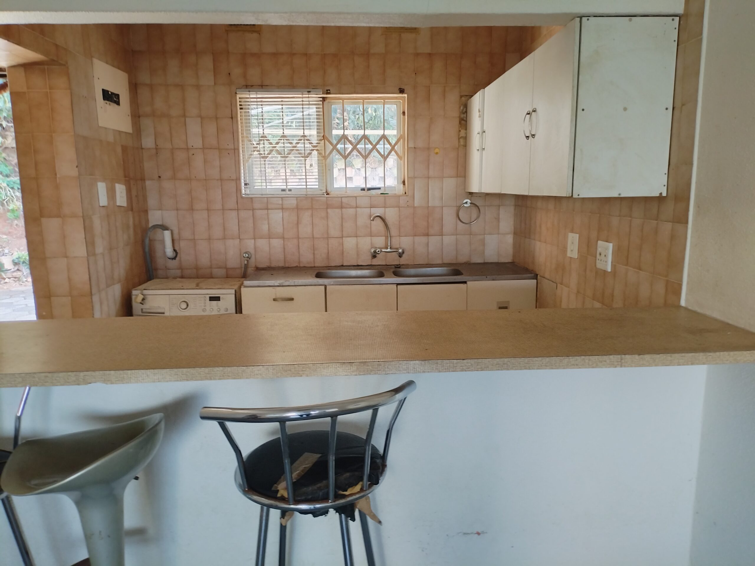 Spacious 1 Bedroom Apartment with Parking in Kingsburgh, Amanzimtoti - Image 3
