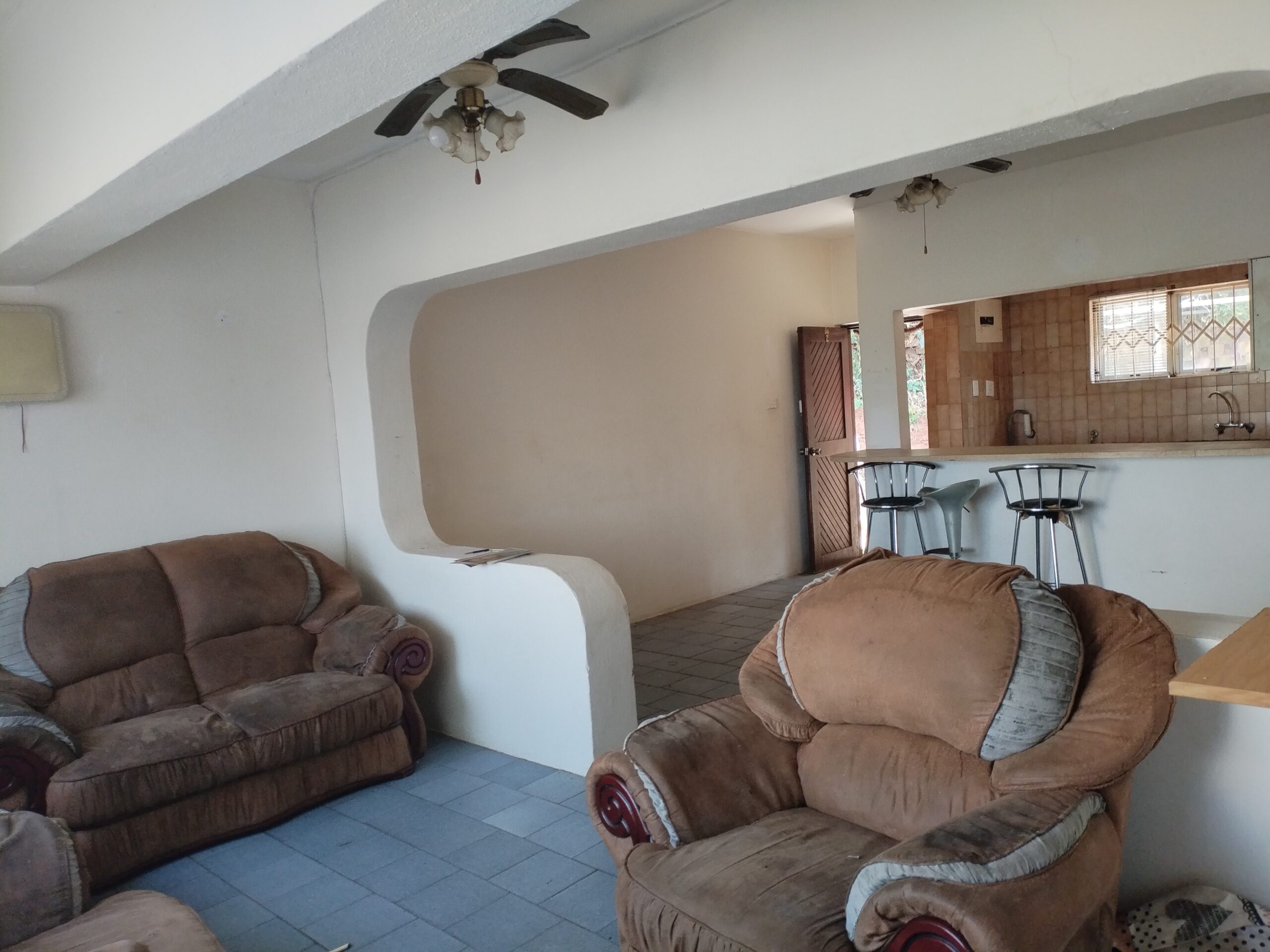 Spacious 1 Bedroom Apartment with Parking in Kingsburgh, Amanzimtoti - Image 7