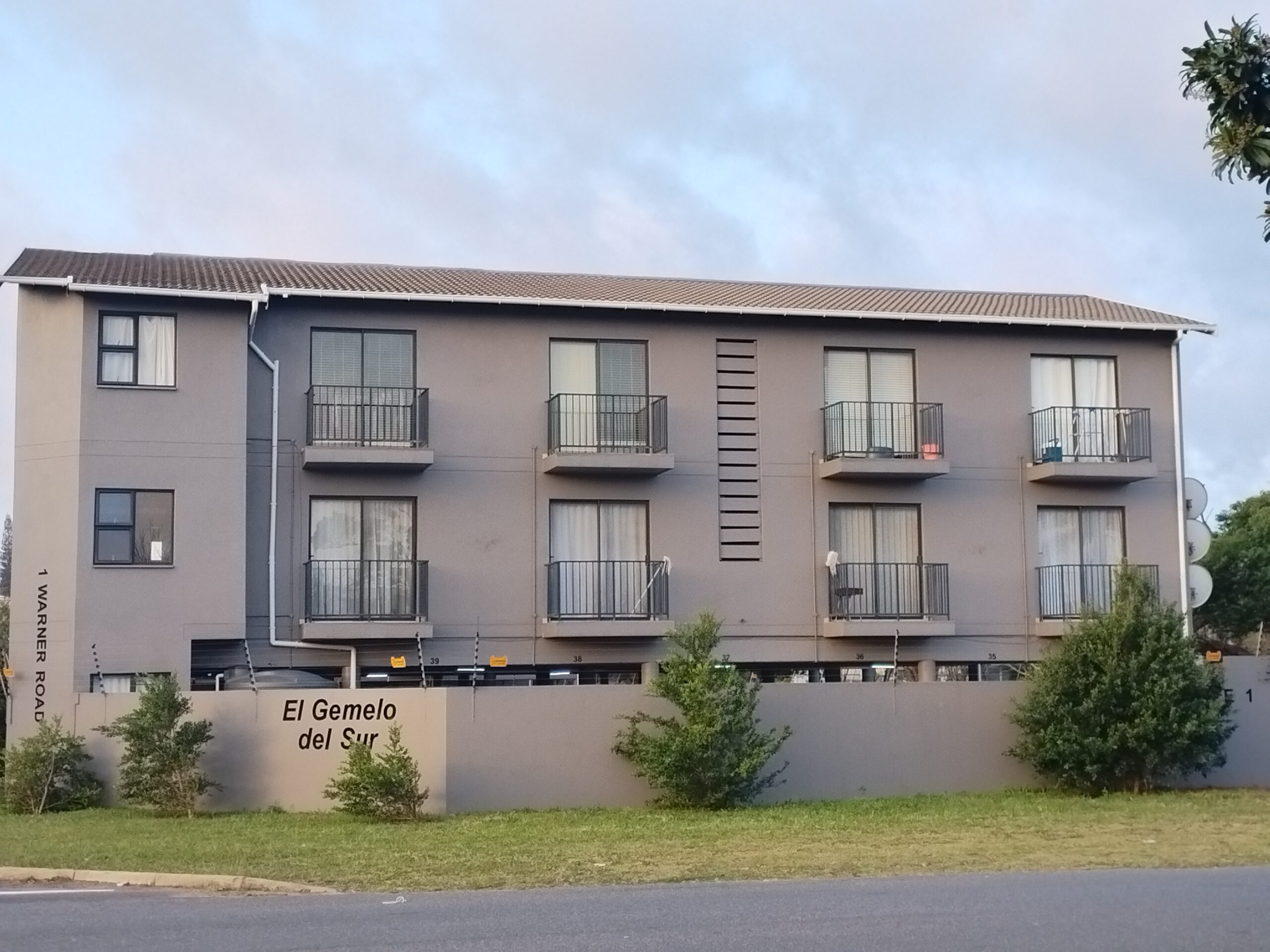 1 Bedroom Apartment with Undercover parking in Athlone Park, Amanzimtoti - Image 2