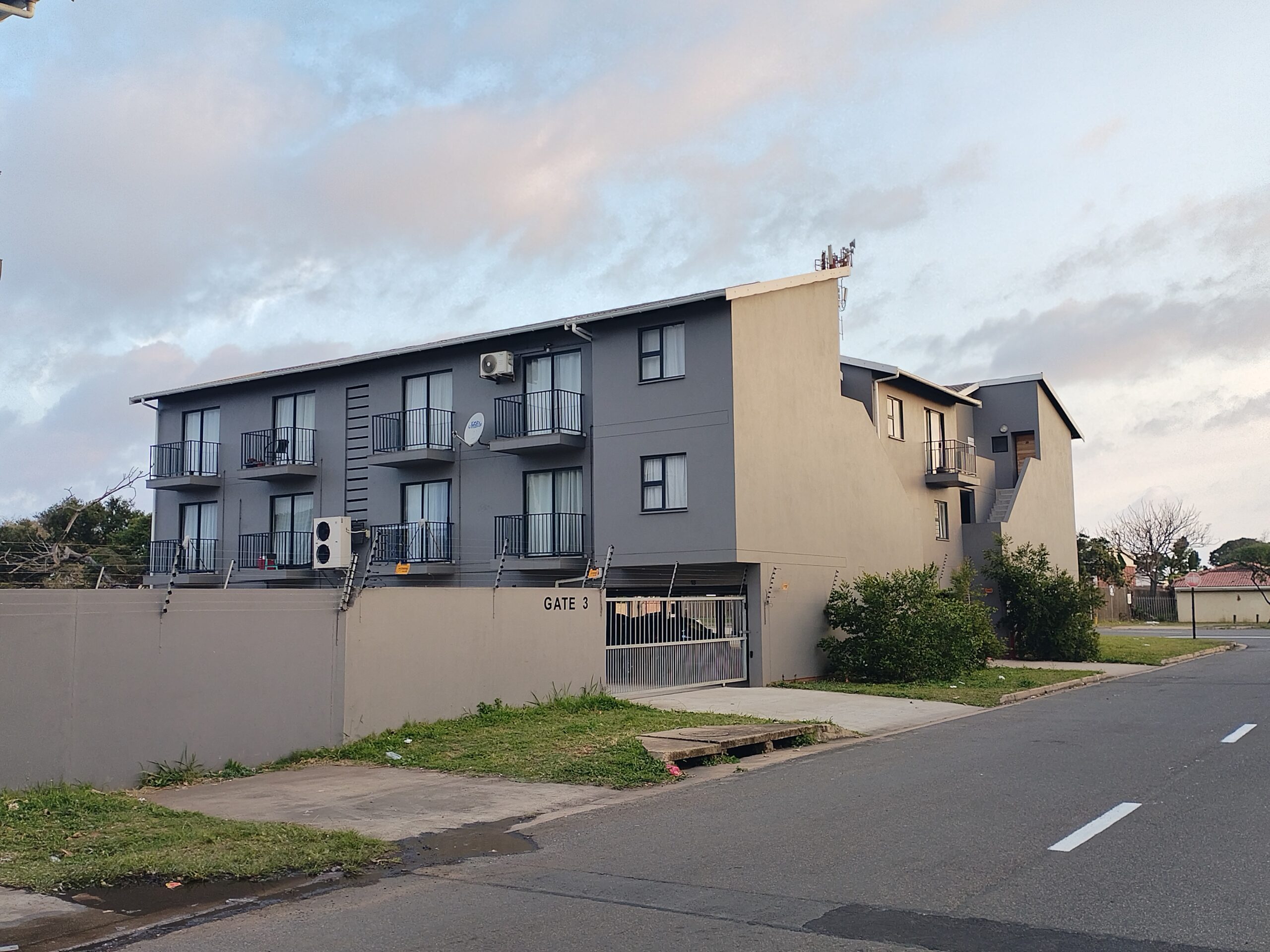 1 Bedroom Apartment with Undercover parking in Athlone Park, Amanzimtoti